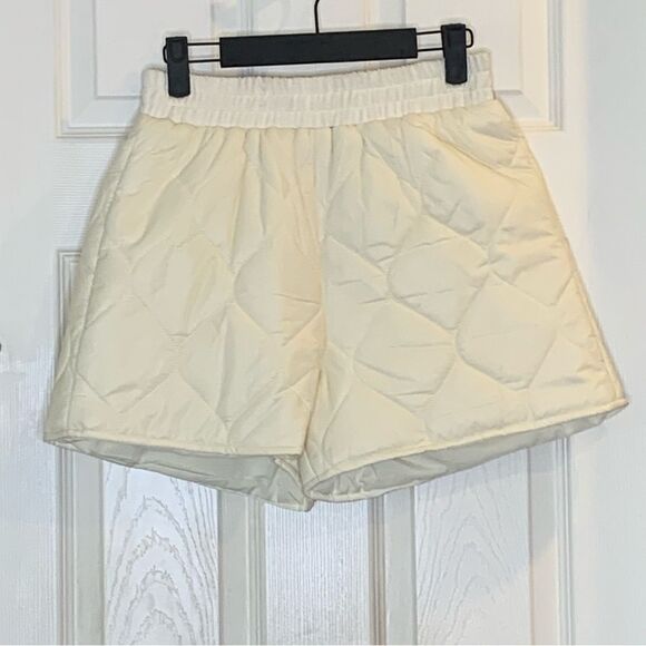 PrettyLittleThing Cream Quilted Runner Shorts Size 4 - Picture 1 of 9